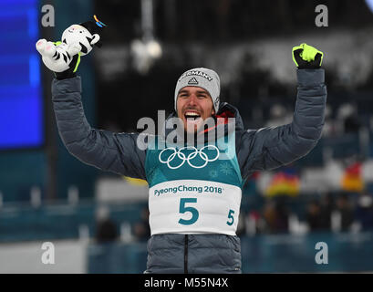 Pyeongchang, Corée du Sud. Feb 20, 2018. , Jeux Olympiques, combiné nordique, ski de fond, saut à ski Alpensia Centre : Johannes Rydzek, qui a gagné la médaille d'or, célébrant à la ligne d'arrivée. Dpa : Crédit photo alliance/Alamy Live News Banque D'Images