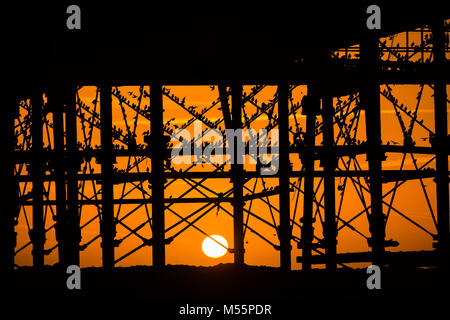 Pays de Galles Aberystwyth UK, le mardi 20 mars 2018 Royaume-Uni : Météo : Le soleil se couche, encadré de façon spectaculaire derrière la jetée de Aberystwyth, sélectionne les silhouettes de certains des dizaines de milliers d'étourneaux minuscule qu'ils se perchent pour la nuit, entassés pour plus de chaleur et de sécurité, sur les poutres et les poutres sous l'ère victorienne distinctif de la ville jetée en bord de l'un des rares gîtes urbains au Royaume-Uni, le Crédit : Keith morris/Alamy Live News Banque D'Images