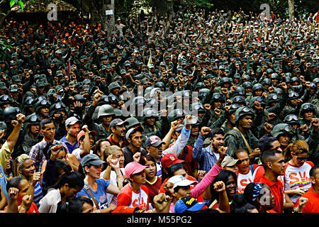 San Diego, Carabobo, Venezuela. Feb 20, 2018. Le 20 février 2018. La mobilisation de 500 soldats et une partie de la société civile qui ont répondu à l'appel d'essai précédent pour les exercices militaires appelés pour ce week-end par le président du Venezuela, Nicolas Maduro, en réponse à un événement al intervention militaire par les forces étrangères ont commencé . Le secteur de l'Cumaca la municipalité de San Diego, de l'État de Carabobo. Photo : Juan Carlos Hernandez Crédit : Juan Carlos Hernandez/ZUMA/Alamy Fil Live News Banque D'Images