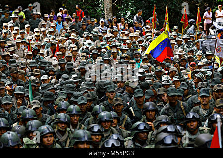 San Diego, Carabobo, Venezuela. Feb 20, 2018. Le 20 février 2018. La mobilisation de 500 soldats et une partie de la société civile qui ont répondu à l'appel d'essai précédent pour les exercices militaires appelés pour ce week-end par le président du Venezuela, Nicolas Maduro, en réponse à un événement al intervention militaire par les forces étrangères ont commencé . Le secteur de l'Cumaca la municipalité de San Diego, de l'État de Carabobo. Photo : Juan Carlos Hernandez Crédit : Juan Carlos Hernandez/ZUMA/Alamy Fil Live News Banque D'Images