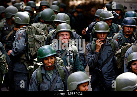 San Diego, Carabobo, Venezuela. Feb 20, 2018. Le 20 février 2018. La mobilisation de 500 soldats et une partie de la société civile qui ont répondu à l'appel d'essai précédent pour les exercices militaires appelés pour ce week-end par le président du Venezuela, Nicolas Maduro, en réponse à un événement al intervention militaire par les forces étrangères ont commencé . Le secteur de l'Cumaca la municipalité de San Diego, de l'État de Carabobo. Photo : Juan Carlos Hernandez Crédit : Juan Carlos Hernandez/ZUMA/Alamy Fil Live News Banque D'Images