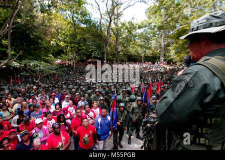 San Diego, Carabobo, Venezuela. Feb 20, 2018. Le 20 février 2018. La mobilisation de 500 soldats et une partie de la société civile qui ont répondu à l'appel d'essai précédent pour les exercices militaires appelés pour ce week-end par le président du Venezuela, Nicolas Maduro, en réponse à un événement al intervention militaire par les forces étrangères ont commencé . Le secteur de l'Cumaca la municipalité de San Diego, de l'État de Carabobo. Photo : Juan Carlos Hernandez Crédit : Juan Carlos Hernandez/ZUMA/Alamy Fil Live News Banque D'Images