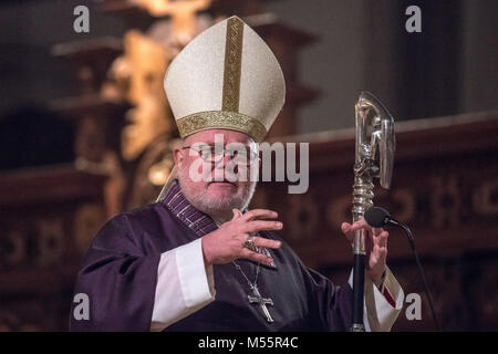 19 février 2018, Allemagne, Berlin : le Cardinal Reinhard Marx, archevêque de Munich et Freising et président de la Conférence épiscopale allemande, donnant un sermon dans l'église Liebfrauenmuenster à l'occasion de l'assemblée plénière de printemps de la Conférence épiscopale allemande. Photo : Armin Weigel/dpa Banque D'Images