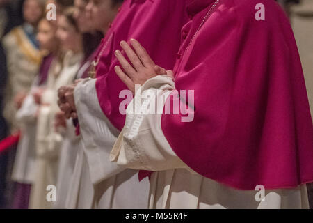 19 février 2018, Allemagne, Berlin : évêques debout dans un sermon dans l'église Liebfrauenmuenster à l'occasion de l'assemblée plénière de printemps de la Conférence épiscopale allemande. Photo : Armin Weigel/dpa Banque D'Images