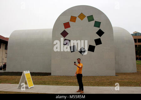 18 février 2018, USA, Austin : Un visiteur debout devant l'œuvre intitulée 'Austin' par l'artiste américain Ellsworth Kelly, qui est décédé en 2015. Kelly a conçu la chapelle-comme la construction dans les années 80 et a confié la conception à l'Blanton Museum of Art peu avant sa mort. Le musée a maintenant terminé le 250 mètre carré grand bâtiment en pierre, qui sera une caractéristique permanente à côté de l'Blanton Museum of Art (à l'ATTENTION DES RÉDACTEURS : POUR UN USAGE ÉDITORIAL UNIQUEMENT DANS LE CADRE DES RAPPORTS ; crédit obligatoire) Photo : Christina Horsten/DPA - ATTENTION : utiliser uniquement dans le cadre de rédaction w Banque D'Images