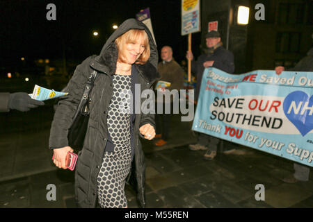 Southend on Sea, Royaume-Uni. Feb 20, 2018.Clare Panniker est chef de la commune de Basildon et Thurrock University Hospitals NHS Foundation Trust, Mi Essex Hospital Services NHS Trust et l'Université de Southend Hospital NHS Foundation Trust. Enregistrer Southend NHS tenir une manifestation pacifique devant le centre municipal de villes dont le conseil se réunit pour discuter de la fusion proposée de la mi et South Essex les hôpitaux. Penelope Barritt/Alamy Live News Banque D'Images