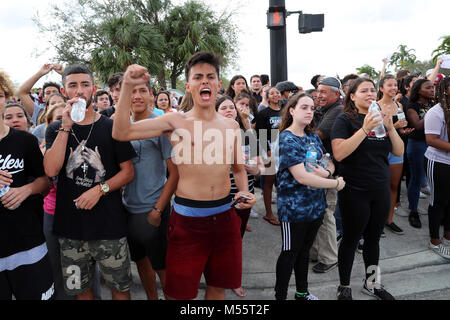 Parc, FL, USA. Feb 20, 2018. Boca Raton West Community High School students cheer après avoir atteint l'école secondaire Marjory Stoneman Douglas dans un parc le Mardi, Février 20, 2018. Beth Amy Bennett, Sun Sentinel : Crédit Sun-Sentinel/ZUMA/Alamy Fil Live News Banque D'Images