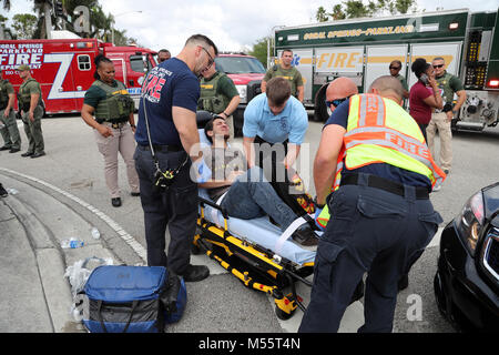 Parc, FL, USA. Feb 20, 2018. A West Boca Raton Community High School Student est transporté après la marche à l'école secondaire Marjory Stoneman Douglas dans un parc le Mardi, Février 20, 2018. Beth Amy Bennett, Sun Sentinel : Crédit Sun-Sentinel/ZUMA/Alamy Fil Live News Banque D'Images