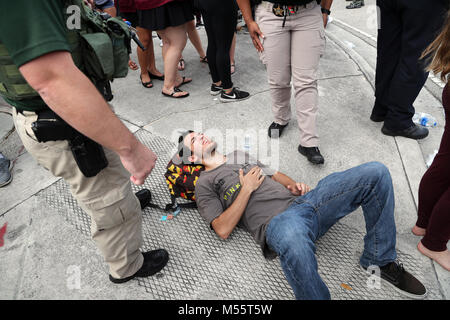 Parc, FL, USA. Feb 20, 2018. A West Boca Raton Community High School Student attend que l'attention médicale après la marche à l'école secondaire Marjory Stoneman Douglas dans un parc le Mardi, Février 20, 2018. Beth Amy Bennett, Sun Sentinel : Crédit Sun-Sentinel/ZUMA/Alamy Fil Live News Banque D'Images