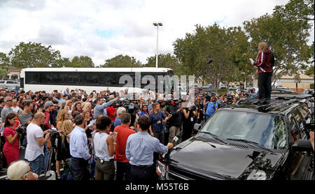 Parc, FL, USA. Feb 20, 2018. Les étudiants de l'école secondaire Marjory Stoneman Douglas préparez-vous à bord d'un bus pour un voyage de Tallahassee pour parler avec les législateurs sur le récent saccage à son école et ce qui doit être fait pour que cela ne se reproduise plus. Mike Stocker, South Florida Sun-Sentinel Sun-Sentinel Crédit : Fil/ZUMA/Alamy Live News Banque D'Images