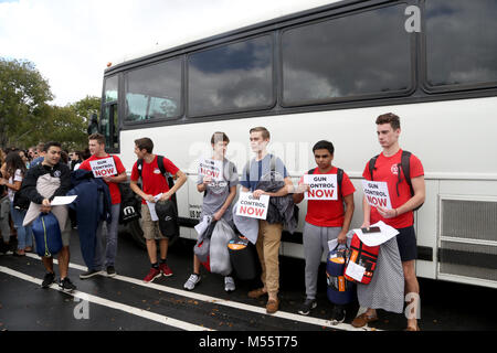 Parc, FL, USA. Feb 20, 2018. Les étudiants de l'école secondaire Marjory Stoneman Douglas préparez-vous à bord d'un bus pour un voyage de Tallahassee pour parler avec les législateurs sur le récent saccage à son école et ce qui doit être fait pour que cela ne se reproduise plus. Mike Stocker, South Florida Sun-Sentinel Sun-Sentinel Crédit : Fil/ZUMA/Alamy Live News Banque D'Images