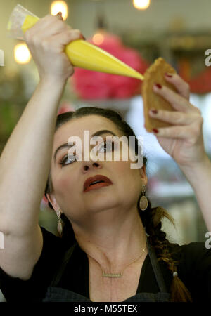 Davenport, Iowa, États-Unis. Feb 11, 2018. Tiphanie Cannon, propriétaire de Oh So Sweet par Tiphanie, montre une technique de givrage, Dimanche 11 Février, 2018, au cours d'un cookie decorating catégorie détenues à Oh So Sweet par Tiphanie situé au 314, rue Main à Davenport. Crédit : John Schultz/Quad-City Times/ZUMA/Alamy Fil Live News Banque D'Images