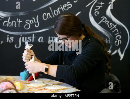 Davenport, Iowa, États-Unis. Feb 11, 2018. Ali Stern de Geneseo 'inondations' un cookie avec le glaçage royal, Dimanche, Février 11, 2018, au cours d'un cookie decorating catégorie détenues à Oh So Sweet par Tiphanie situé au 314, rue Main à Davenport. Crédit : John Schultz/Quad-City Times/ZUMA/Alamy Fil Live News Banque D'Images