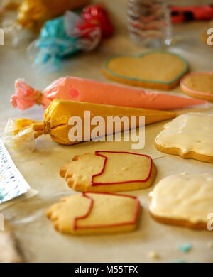 Davenport, Iowa, États-Unis. Feb 11, 2018. Les outils de l'échange d'attendre d'être utilisés pour décorer les biscuits, Dimanche 11 Février, 2018, au cours d'un cookie decorating catégorie détenues à Oh So Sweet par Tiphanie situé au 314, rue Main à Davenport. Crédit : John Schultz/Quad-City Times/ZUMA/Alamy Fil Live News Banque D'Images