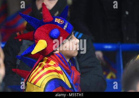 Londres, Royaume-Uni. Feb 20, 2018. Un ventilateur de Barcelone vu au cours de l'UEFA Champions League Round de 16 premier match de jambe entre Chelsea et Barcelone à Stamford Bridge le 20 février 2018 à Londres, en Angleterre. Credit : PHC Images/Alamy Live News Banque D'Images