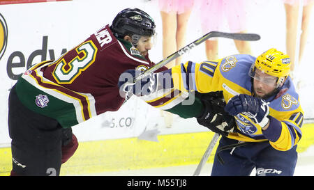 Moline, Iowa, États-Unis. Feb 18, 2018. Quad-City Mallard's Kyle Follmer enfourne Toledo Shane Gosseldange, Dimanche 18 Février, 2018, au cours de première période l'action au Centre d'TaxSlayer à Moline. Crédit : John Schultz/Quad-City Times/ZUMA/Alamy Fil Live News Banque D'Images