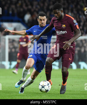 Londres, Royaume-Uni. Feb 20, 2018. Pedro de Chelsea et Samuel Umtiti de Barcelone défi pour la balle au cours de l'UEFA Champions League Round de 16 premier match de jambe entre Chelsea et Barcelone à Stamford Bridge le 20 février 2018 à Londres, en Angleterre. Credit : PHC Images/Alamy Live News Banque D'Images