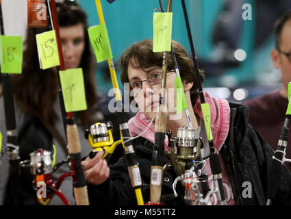 Rock Island, Iowa, États-Unis. Feb 18, 2018. Heather Drieling d LeClaire vérifie sur quelques nouvelles des cannes à pêche, Samedi, Février 17, 2018, lors de la dernière journée de la foire qui se tient en plein air l'AAPC Expo Center de Rock Island. Crédit : John Schultz/Quad-City Times/ZUMA/Alamy Fil Live News Banque D'Images