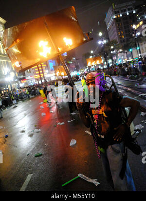 La Nouvelle-Orléans, Louisiane, Etats-Unis. 10 fév, 2018. Une marche avec les flambeaux d'Endymion Krewe La Parade lors des célébrations du Mardi Gras à La Nouvelle Orléans, Louisiane, USA, le 10 février 2018. Crédit : Dan Anderson/ZUMA/Alamy Fil Live News Banque D'Images