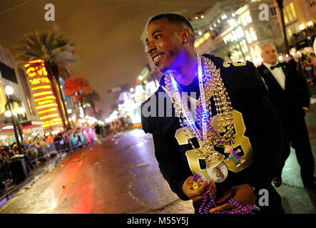 La Nouvelle-Orléans, Louisiane, Etats-Unis. 10 fév, 2018. New Orleans Saints Marshon évoluait Lattimore, marche le parcours comme le la krewe d'Endymion roule pendant les célébrations du Mardi Gras Crédit : Dan Anderson/ZUMA/Alamy Fil Live News Banque D'Images