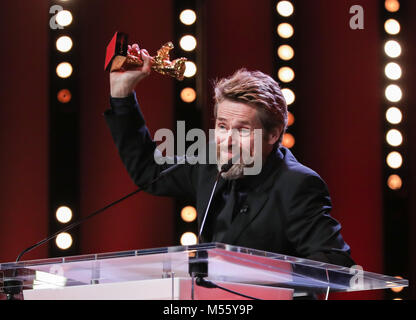 Berlin, Allemagne. Feb 20, 2018. L'acteur Willem Dafoe, vainqueur de l'Ours d'or d'Honneur pour l'ensemble des réalisations prix, prend la parole à la cérémonie de remise des prix lors de la 68ème Festival International du Film de Berlin, à Berlin, capitale de l'Allemagne, le 20 février, 2018. Credit : Shan Yuqi/Xinhua/Alamy Live News Banque D'Images