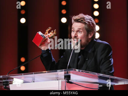 Berlin, Allemagne. Feb 20, 2018. L'acteur Willem Dafoe, vainqueur de l'Ours d'or d'Honneur pour l'ensemble des réalisations prix, prend la parole à la cérémonie de remise des prix lors de la 68ème Festival International du Film de Berlin, à Berlin, capitale de l'Allemagne, le 20 février, 2018. Credit : Shan Yuqi/Xinhua/Alamy Live News Banque D'Images