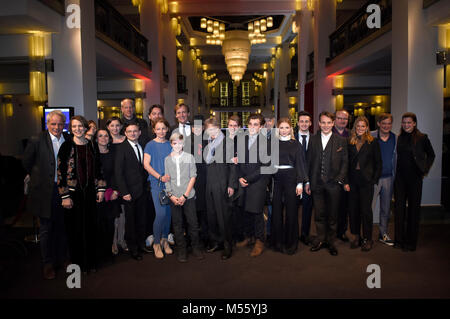 Berlin, Allemagne. Feb 20, 2018. Dieter Kosslick, Directeur de festival et directeur Lars Kraume avec cast, l'équipage et invités présents l''Das schweigende salle / La révolution silencieuse' première mondiale au 68e Festival International du Film de Berlin / Berlinale 2018 au Palais Friedrichstadt le 20 février 2018 à Berlin, Allemagne. Credit : Geisler-Fotopress/Alamy Live News Banque D'Images