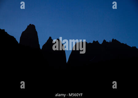 Les trois célèbres tours de granit du parc national Torres del Paine, vu depuis le camping las Torres sur le w à pied à vélo Banque D'Images