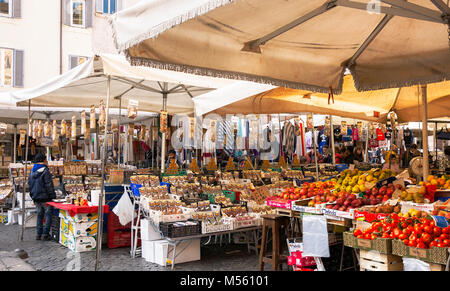 Rome, Italie, 18 février 2017 : les fruits et légumes en vente sur le marché public de Campo de Fiori, Rome, Italie Banque D'Images