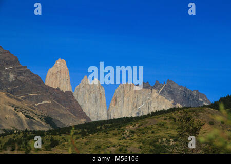 Les trois célèbres tours de granit du parc national Torres del Paine, vu depuis le camping las Torres sur le w à pied à vélo Banque D'Images