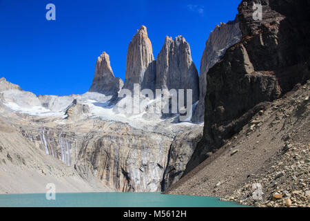 Les trois célèbres tours de granit du parc national Torres del Paine, pris du Mirador Torres del Paine Banque D'Images