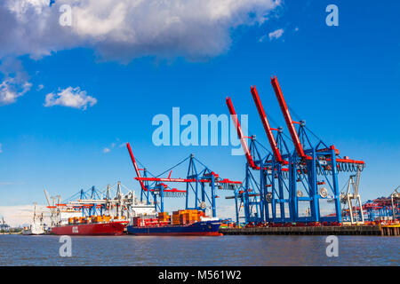 Hambourg, Allemagne - 25 juin 2014 : quais du port de Hambourg (Hamburger Hafen) sur l'Elbe, en Allemagne. Le plus grand port d'Allemagne et l'une des bu Banque D'Images