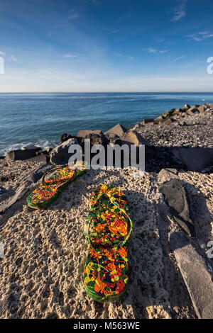 Une paire de tongs peint sur un trajet de Tenerife à Santa Cruz, Playa San Juan, Buenavista, Garachico Icod de los Vinos et de Candelaria, eleve Banque D'Images