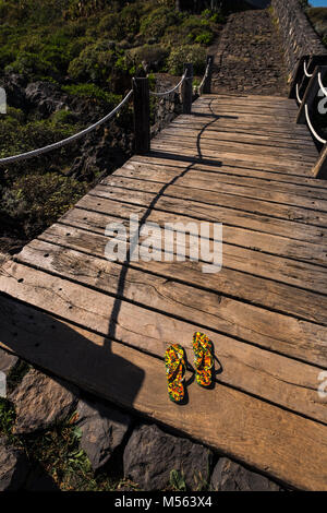 Une paire de tongs peint sur un trajet de Tenerife à Santa Cruz, Playa San Juan, Buenavista, Garachico Icod de los Vinos et de Candelaria, eleve Banque D'Images