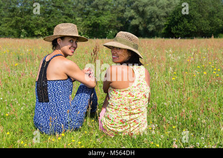 Deux femmes à la prairie en fleurs en arrière Banque D'Images