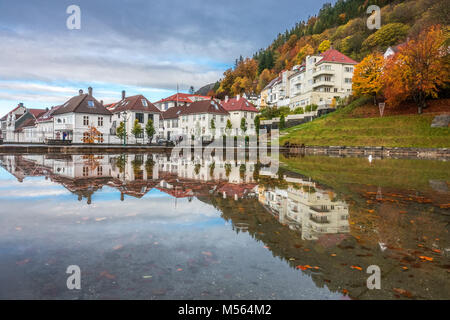 Des maisons résidentielles sur colline à Bergen Banque D'Images