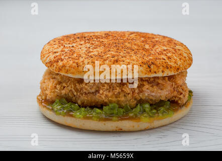 Cheeseburger avec un poulet et concombre cornichon blanc sur un fond de bois Banque D'Images