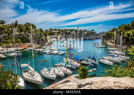 Yachts gracieux dans le fjord de la mer Banque D'Images