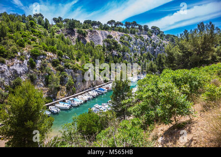 Graceful yachts dans le golfe de la mer profonde Banque D'Images