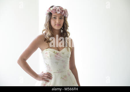 Portrait d'un beau modèle portait un robe de mariage concepteur - simple fond blanc& éclairage fenêtre Banque D'Images