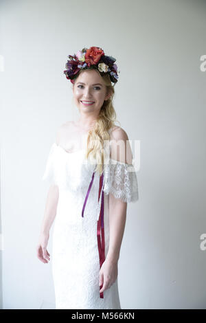 Portrait d'un beau modèle portait un robe de mariage concepteur - simple fond blanc& éclairage fenêtre Banque D'Images