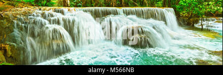 Tat Cascades de Kuang Si. Beau panorama du paysage. Le Laos. Banque D'Images