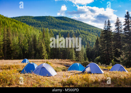 Les tentes de camping sur une rive de la rivière en camping sauvage, montagnes de l'Altaï, dans l'ouest de la Mongolie Banque D'Images