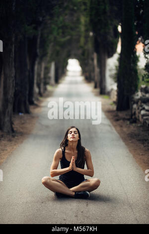 Le calme insouciant femme méditant dans la nature.Trouver la paix intérieure.La pratique du Yoga.La guérison spirituelle vie.profitant de la paix,la thérapie anti-stress mindfulness, Banque D'Images