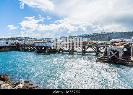 Mise en scène du port désaffecté, délabrée à Brixham Harbour, dans le sud du Devon, Royaume-Uni. Banque D'Images