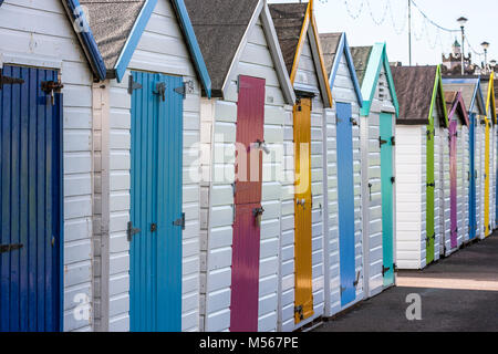 Une rangée de cabines de plage sur la côte de Devon en Angleterre. Banque D'Images