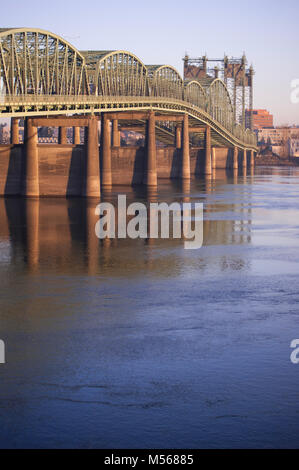 Une heure d'or de l'image I5 bridge se reflétant dans l'eau tout en arquant sur le fleuve Columbia à partir de Portland, Oregon à Vancouver, Washington Banque D'Images