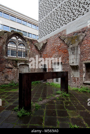 Kunstmuseum Köln unter Einbeziehung KOLUMBA Erbaut 1997-2007 Resten von der Kirche St Peter Zumthor Sakristei Kolumba Architekt Stahlplastik m v Richa Banque D'Images