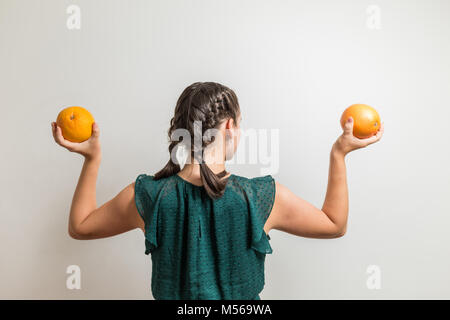 Le levage lourd fitness petite fille se force à partir de fruits et de vitamines Banque D'Images