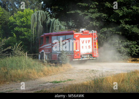 Rome, Italie : Rome camion de pompiers s'étend le long de la routes de terre de parc de la Villa Ada à Rome après un appel à 115 pour un début d'incendie. Banque D'Images